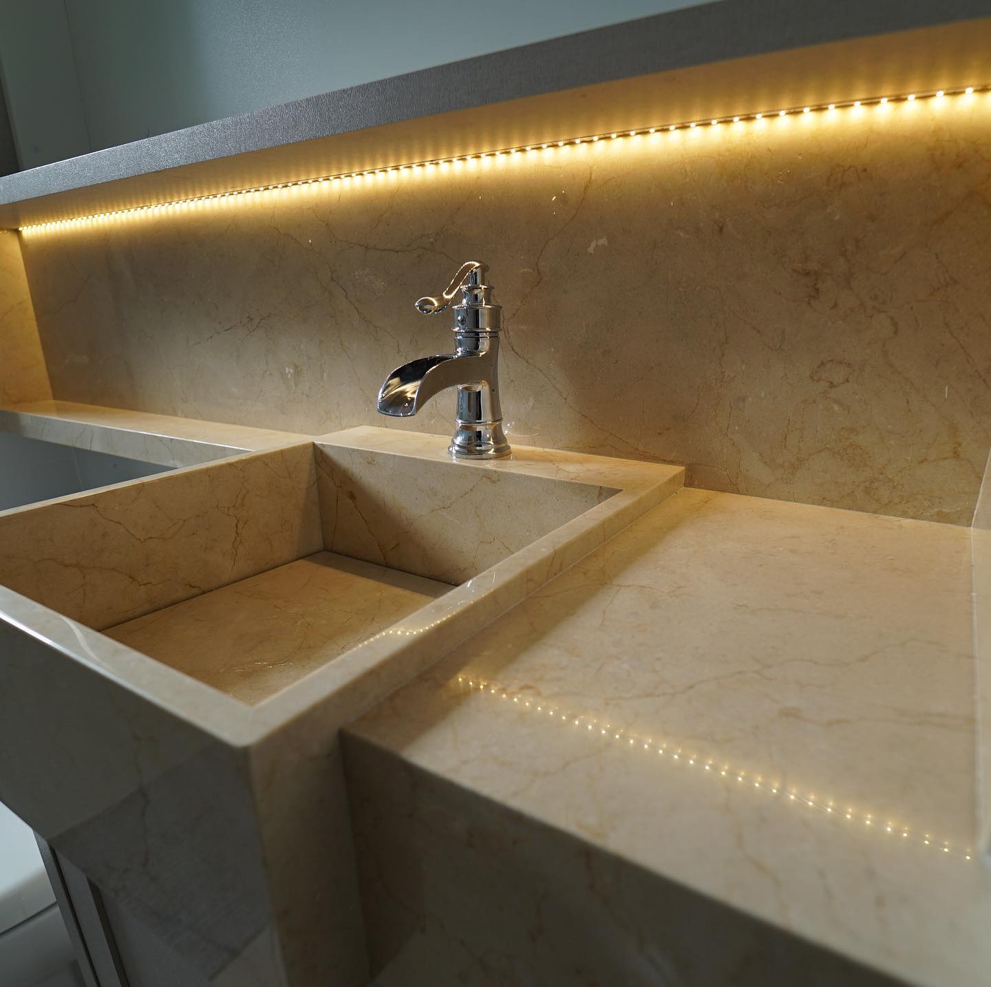 Crema marfil marble bathroom