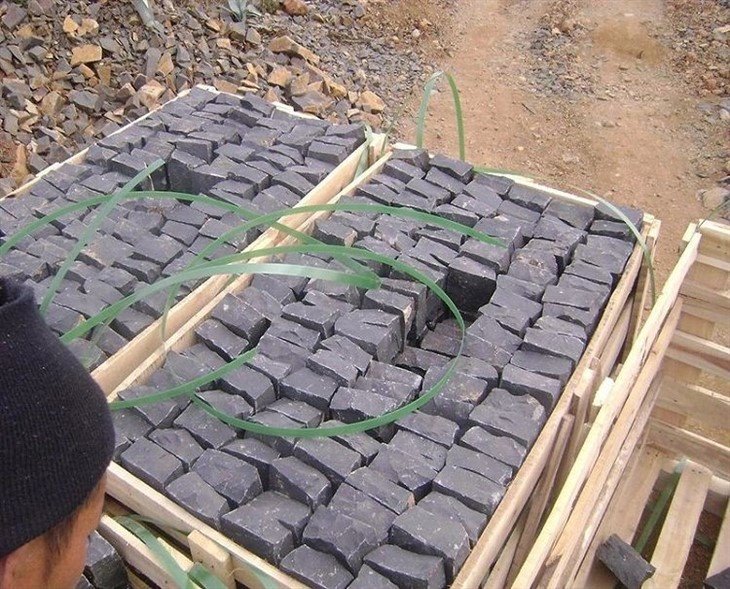 Chinese-Natural-Black-Basalt-Cubestone-Cobblestone-Paver-Stone-for-Outside-Door-Project.webp (1)(001)
