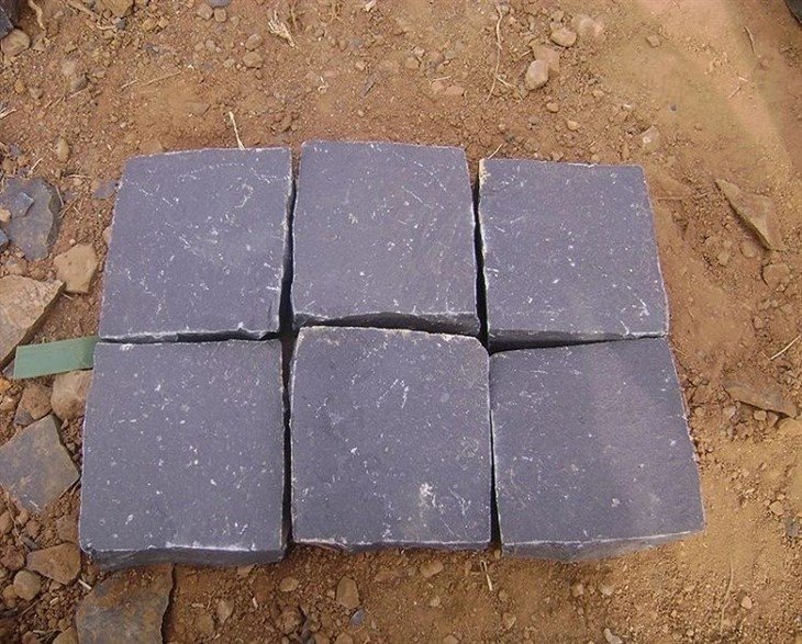 Chinese-Natural-Black-Basalt-Cubestone-Cobblestone-Paver-Stone-for-Outside-Door-Project.webp (5)(001)