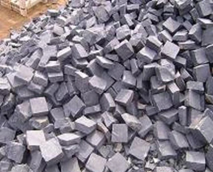 Chinese-Natural-Black-Basalt-Cubestone-Cobblestone-Paver-Stone-for-Outside-Door-Project.webp (3)(001)