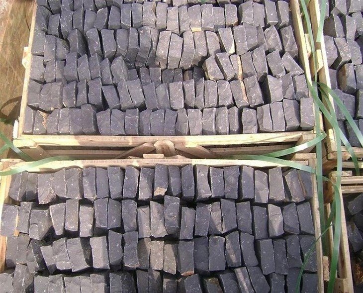 Chinese-Natural-Black-Basalt-Cubestone-Cobblestone-Paver-Stone-for-Outside-Door-Project.webp (4)(001)